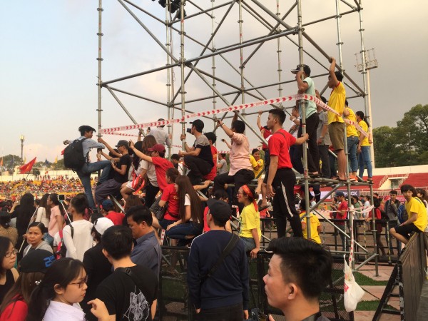 co dong vien nu ngat xiu tai svd thong nhat nhieu nguoi qua khich treo len ca gian giao