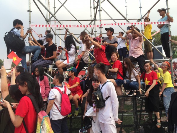 co dong vien nu ngat xiu tai svd thong nhat nhieu nguoi qua khich treo len ca gian giao