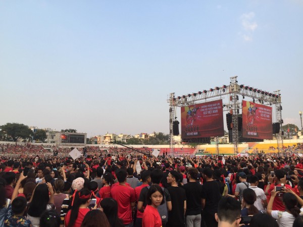 co dong vien nu ngat xiu tai svd thong nhat nhieu nguoi qua khich treo len ca gian giao