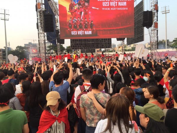 co dong vien nu ngat xiu tai svd thong nhat nhieu nguoi qua khich treo len ca gian giao