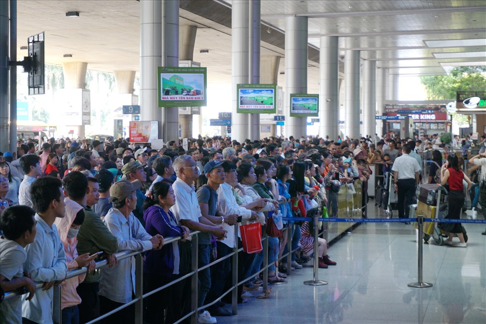 san bay tan son nhat qua tai vi nguoi di don viet kieu