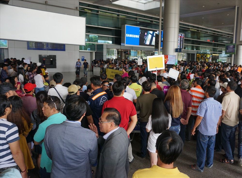 san bay tan son nhat qua tai vi nguoi di don viet kieu