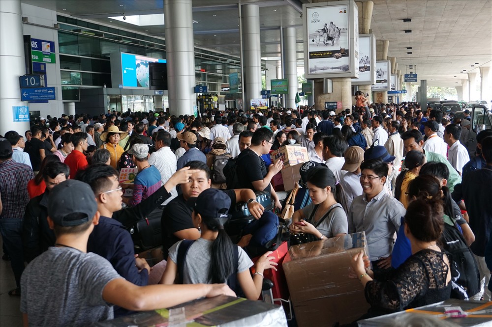 san bay tan son nhat qua tai vi nguoi di don viet kieu