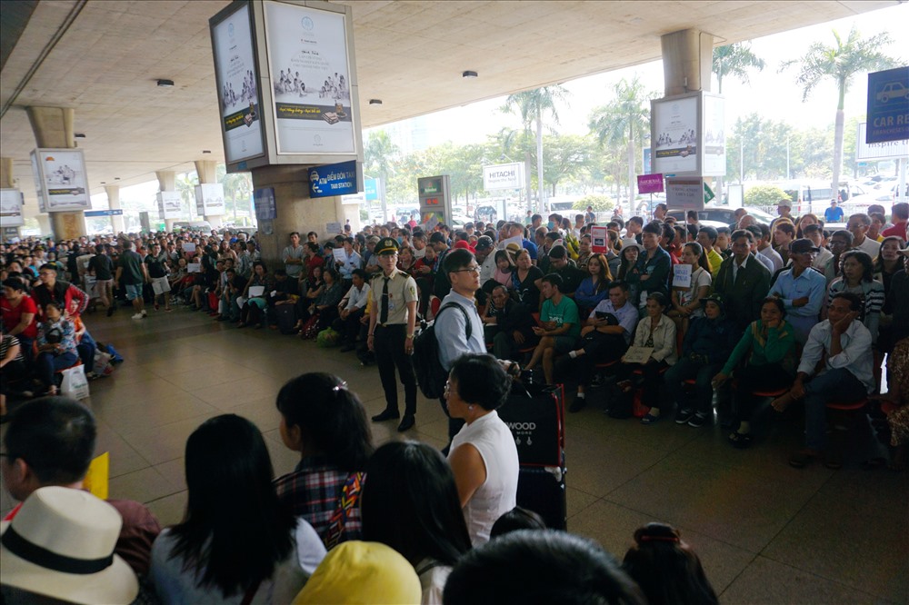 san bay tan son nhat qua tai vi nguoi di don viet kieu