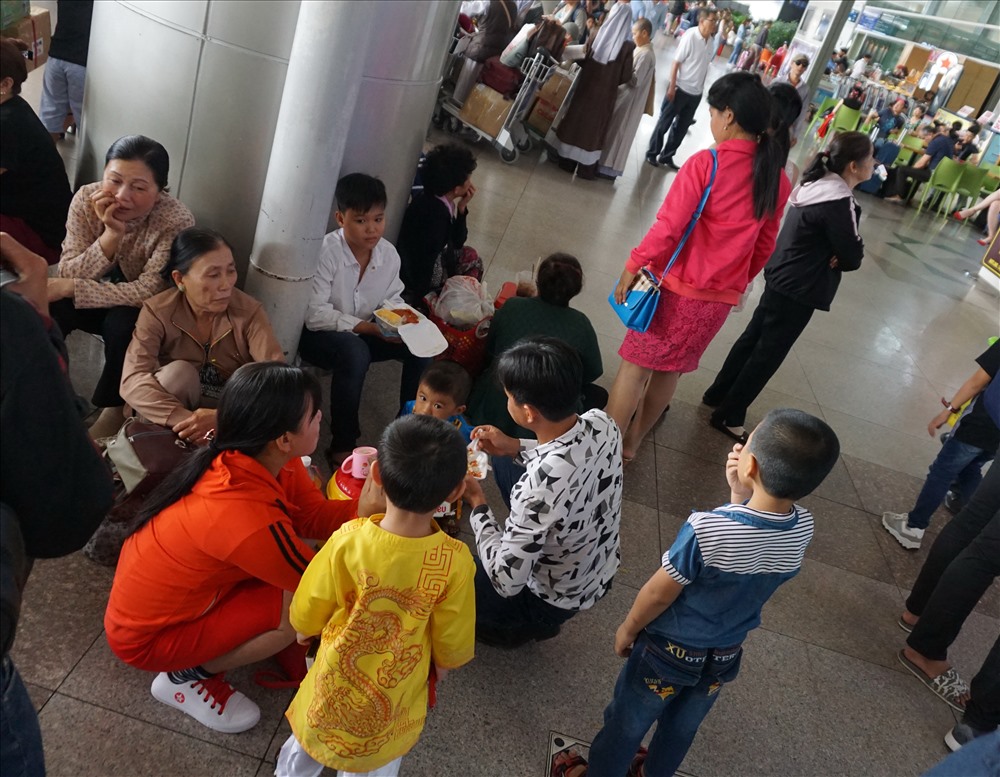 san bay tan son nhat qua tai vi nguoi di don viet kieu