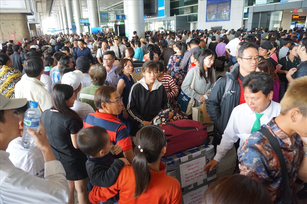 san bay tan son nhat qua tai vi nguoi di don viet kieu