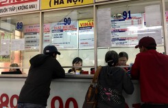 'Cò vé' hoạt động rầm rộ, hành khách bị sang tay ngay Bến xe Miền Đông
