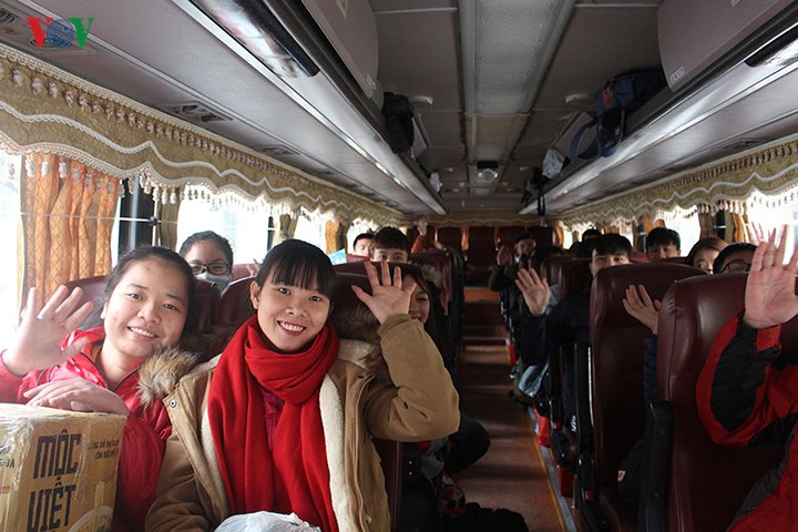 am long chuyen xe mien phi o 1000 sinh vien ve que an tet