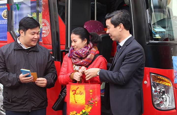 am long chuyen xe mien phi o 1000 sinh vien ve que an tet