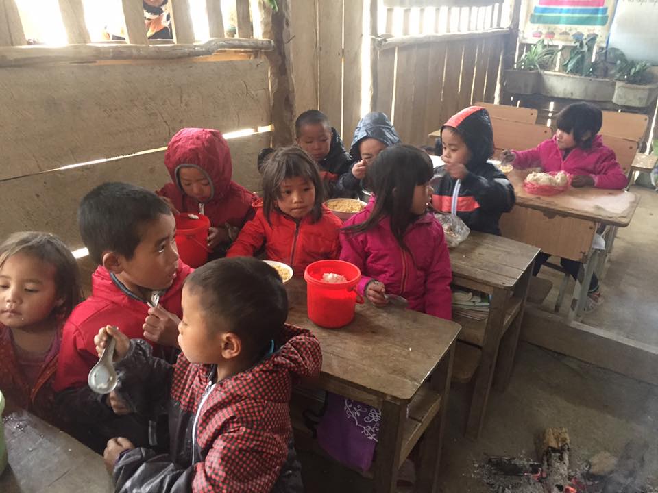 xot canh hoc sinh vung cao an com tron mi tom ngon lanh