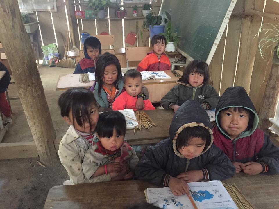 xot canh hoc sinh vung cao an com tron mi tom ngon lanh