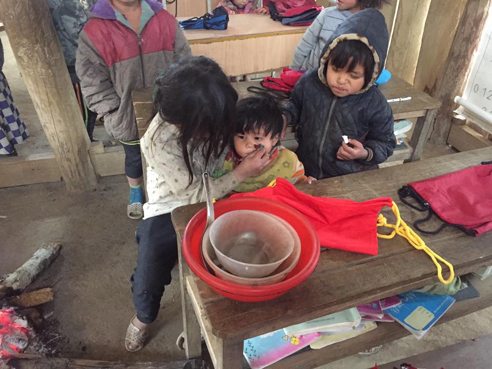 xot canh hoc sinh vung cao an com tron mi tom ngon lanh
