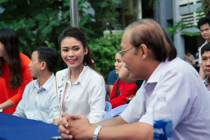 a hau mau thuy gian di tro ve tham truong cu