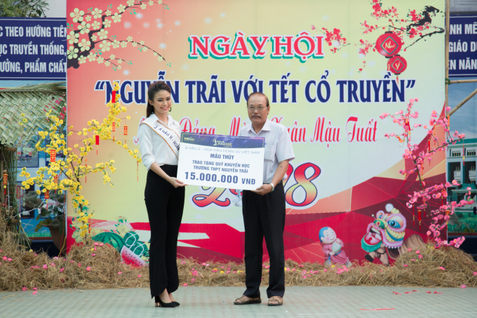 a hau mau thuy gian di tro ve tham truong cu