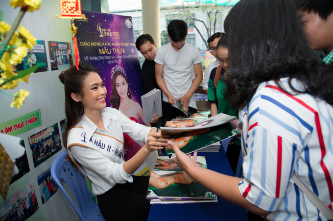Á hậu Mâu Thủy giản dị trở về thăm trường cũ a hau mau thuy gian di tro ve tham truong cu