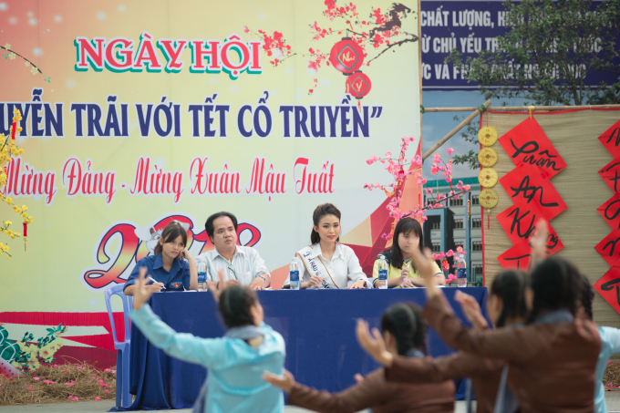 Á hậu Mâu Thủy giản dị trở về thăm trường cũ a hau mau thuy gian di tro ve tham truong cu