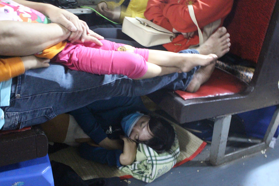kinh hoang tau tet hanh khach chen chuc chui gam ghe de ngu