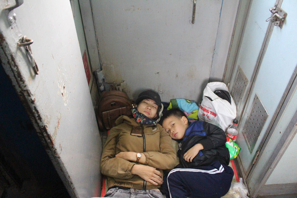 kinh hoang tau tet hanh khach chen chuc chui gam ghe de ngu