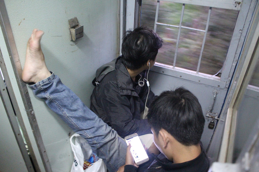 kinh hoang tau tet hanh khach chen chuc chui gam ghe de ngu