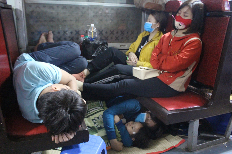 kinh hoang tau tet hanh khach chen chuc chui gam ghe de ngu