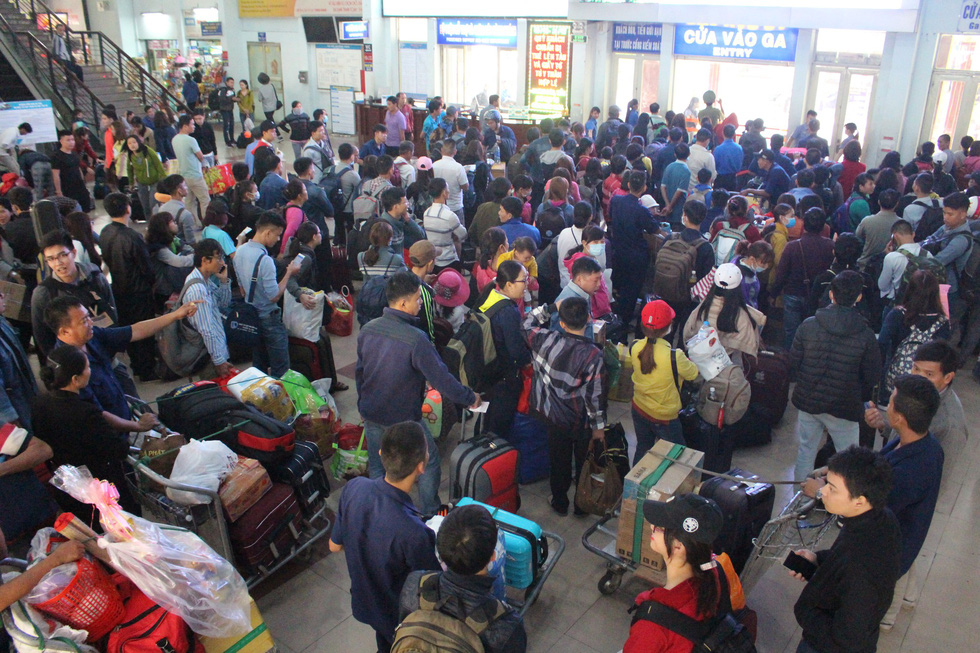 kinh hoang tau tet hanh khach chen chuc chui gam ghe de ngu