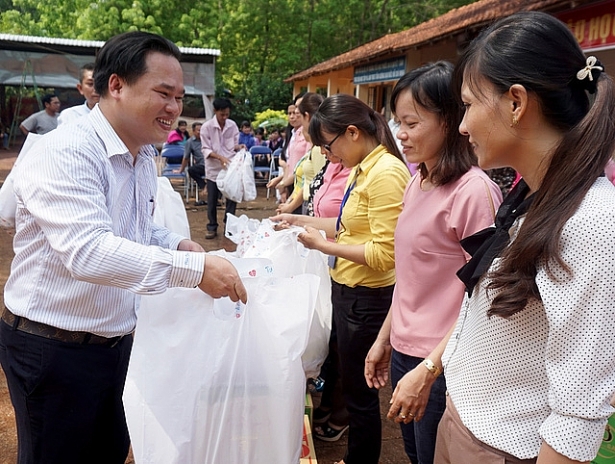co giao lai ban chuyen thuong tet giao vien