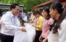 Cô giáo lại bàn chuyện thưởng Tết giáo viên
