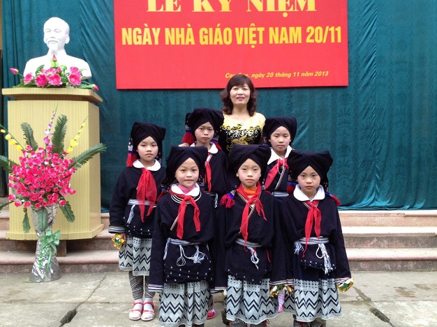 co giao bat khoc khi nhan duoc mon qua tet dau tien sau gan 30 nam day hoc