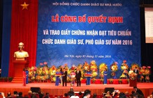 Chuẩn giáo sư và 'căn bệnh thời đại'