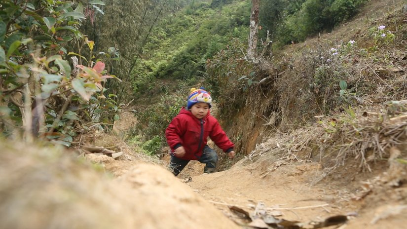 cau chuyen ve em be vang a ly di tim con chu lay nuoc mat khan gia