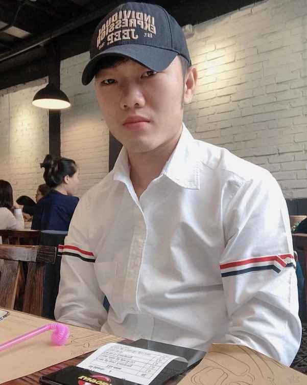 chiec ao so mi quoc dan hot nhat trong gioi tre viet hien nay tet nay di dau cung thay