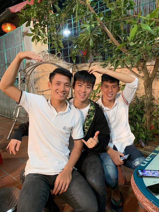 Chiếc áo sơ mi 'quốc dân' hot nhất trong giới trẻ Việt hiện nay, Tết này đi đâu cũng thấy chiec ao so mi quoc dan hot nhat trong gioi tre viet hien nay tet nay di dau cung thay