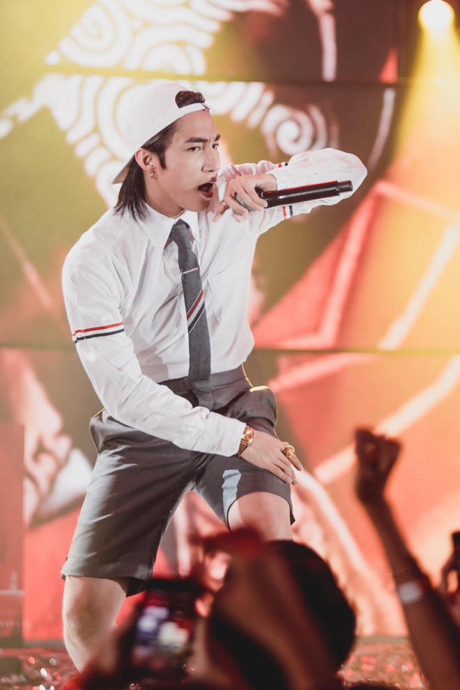 chiec ao so mi quoc dan hot nhat trong gioi tre viet hien nay tet nay di dau cung thay