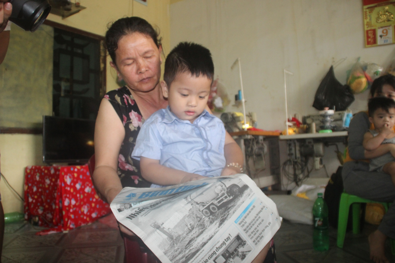 la lung cau be 3 tuoi doc chu vanh vach