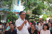 500 phụ huynh chất vấn... hiệu trưởng