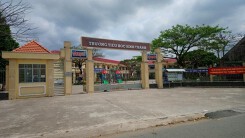 Vụ cô giáo quỳ xin lỗi: Công an mời ông Võ Hòa Thuận làm việc