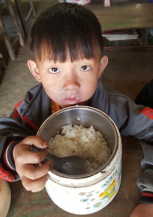 xot xa canh hoc sinh mien nui be ti teo an het ca au com trang to dung ma van doi con cao vi thieu chat