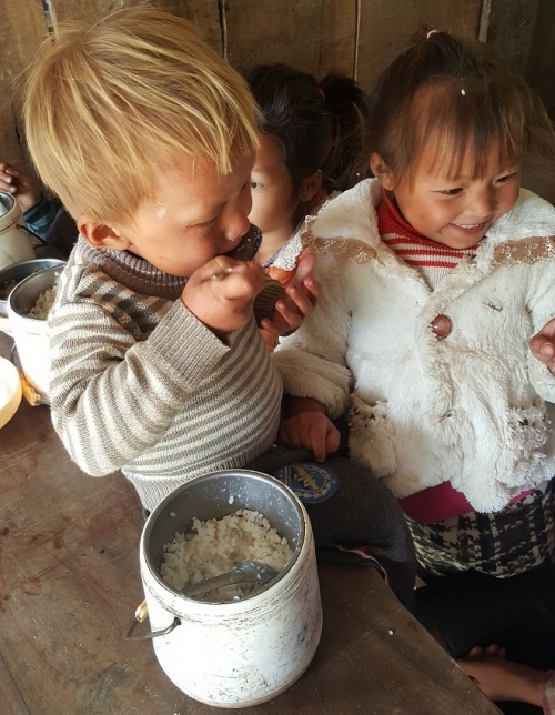 xot xa canh hoc sinh mien nui be ti teo an het ca au com trang to dung ma van doi con cao vi thieu chat