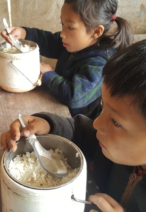 xot xa canh hoc sinh mien nui be ti teo an het ca au com trang to dung ma van doi con cao vi thieu chat
