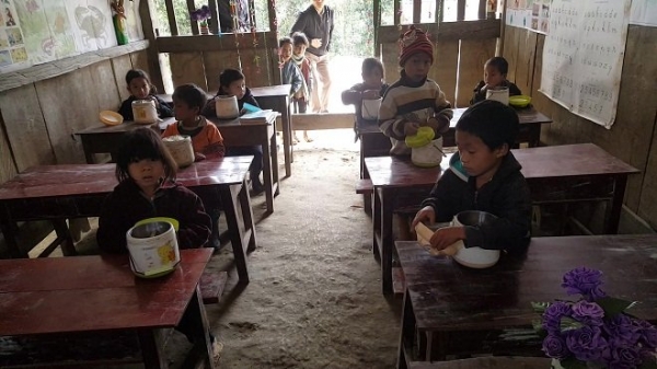 xot xa canh hoc sinh mien nui be ti teo an het ca au com trang to dung ma van doi con cao vi thieu chat