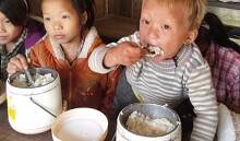 Xót xa cảnh học sinh miền núi bé tí tẹo ăn hết cả âu cơm trắng to đùng mà vẫn đói cồn cào vì thiếu chất