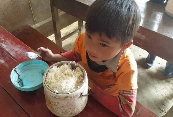 xot xa canh hoc sinh mien nui be ti teo an het ca au com trang to dung ma van doi con cao vi thieu chat