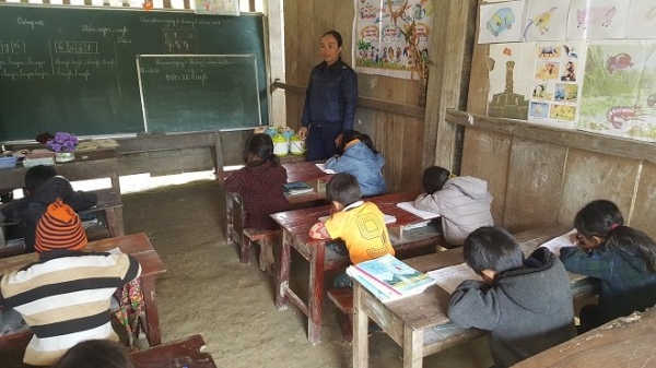 xot xa canh hoc sinh mien nui be ti teo an het ca au com trang to dung ma van doi con cao vi thieu chat