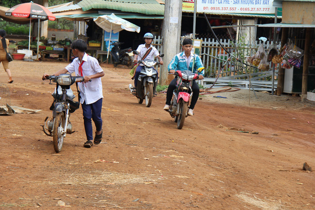 dak nong hoc sinh deo khan quang do vo tu dieu khien xe may toi truong