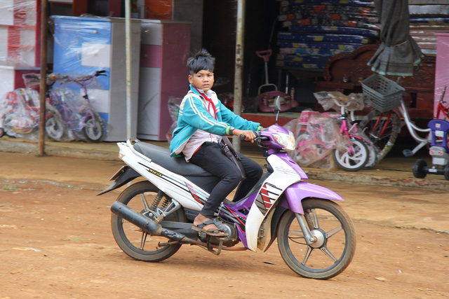 dak nong hoc sinh deo khan quang do vo tu dieu khien xe may toi truong