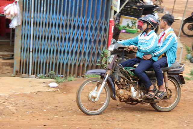 dak nong hoc sinh deo khan quang do vo tu dieu khien xe may toi truong