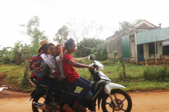 dak nong hoc sinh deo khan quang do vo tu dieu khien xe may toi truong