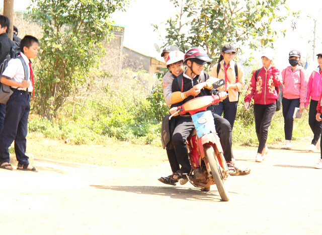 dak nong hoc sinh deo khan quang do vo tu dieu khien xe may toi truong