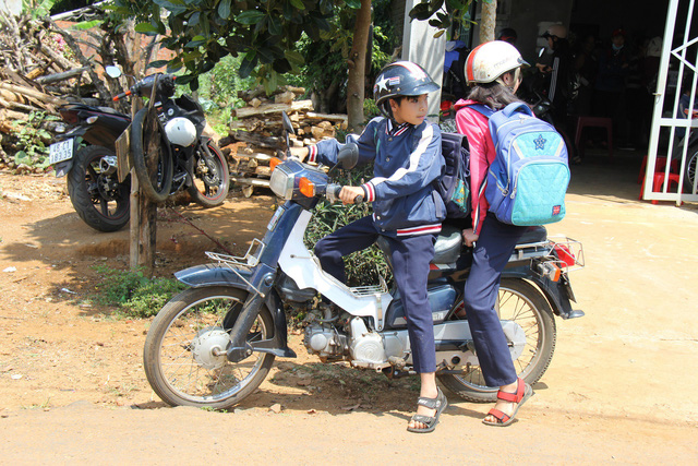 dak nong hoc sinh deo khan quang do vo tu dieu khien xe may toi truong