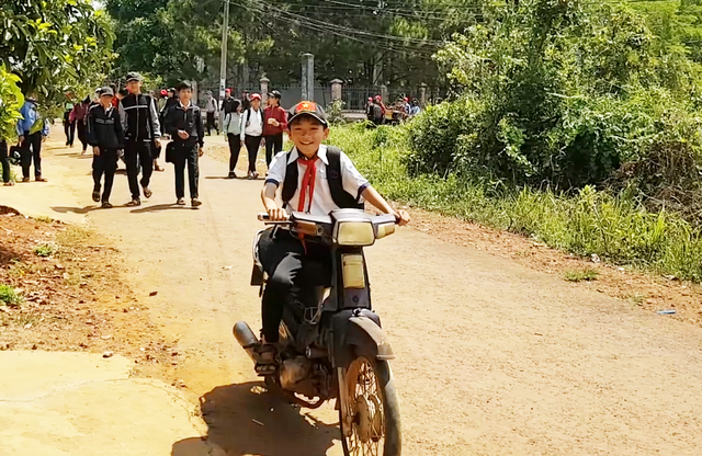 dak nong hoc sinh deo khan quang do vo tu dieu khien xe may toi truong